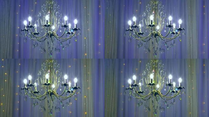 豪华大型水晶吊灯悬挂在宫殿里。