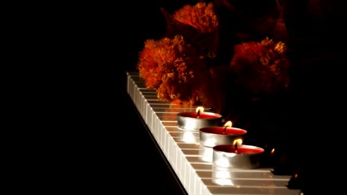 乐器钢琴蜡烛灯和干花