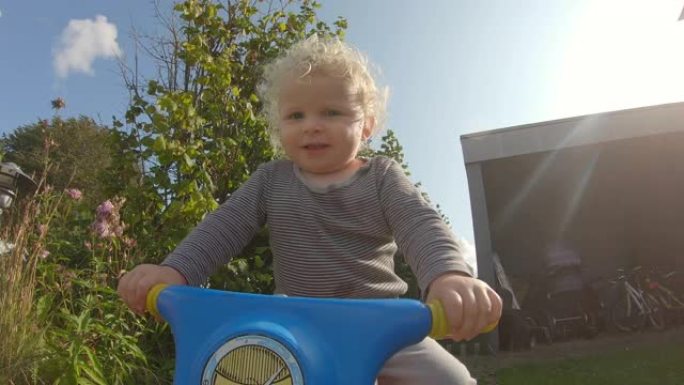 追踪一个意志坚强的小孩在后院骑自行车的镜头
