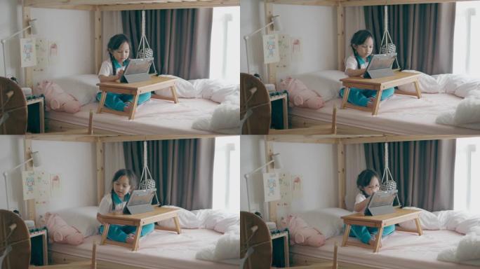 可爱的小女孩在双层床上玩数字平板电脑-股票视频