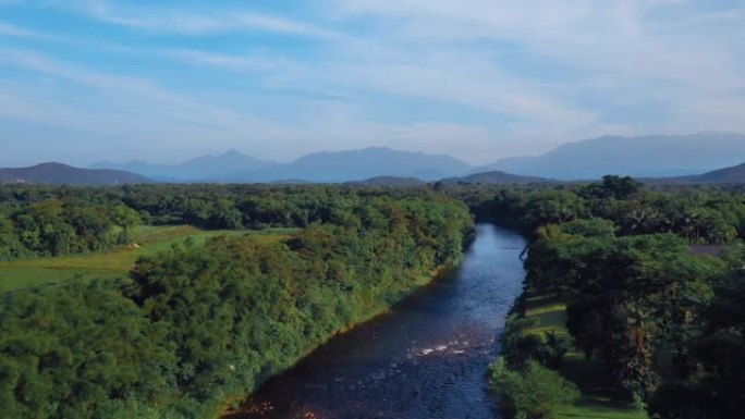 鸟瞰图一个美丽的夏天阳光明媚的一天巴西河在热带绿色森林与山脉的背景