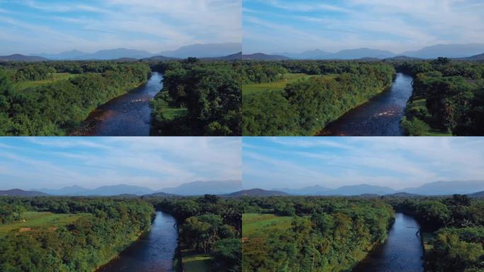 鸟瞰图一个美丽的夏天阳光明媚的一天巴西河在热带绿色森林与山脉的背景