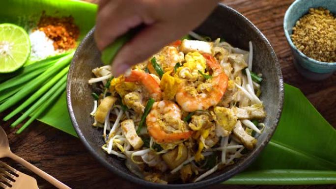 泰国传统美食: 泰式泰式静物，虾炒面，鸡蛋配石灰，蔬菜。泰式Pad在泰国街头小吃中很受欢迎，