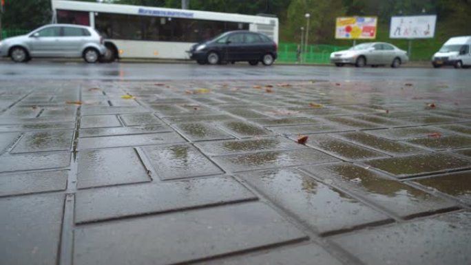 大雨，倾盆大雨期间，洪水泛滥的城市街道上的汽车交通。