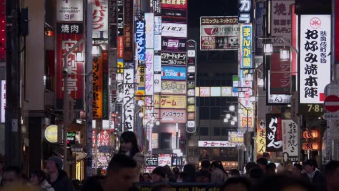 日本东京。2019年12月26日: 歌舞伎町夜景，东京，行人景观