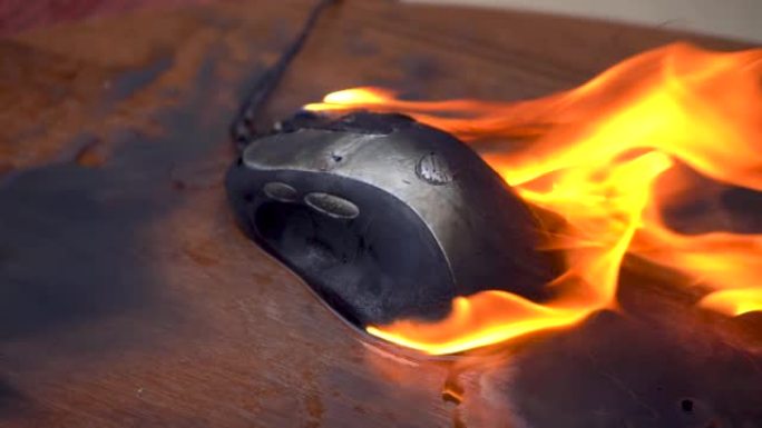 烧掉电脑鼠标。概念，计算机鼠标因过载和紧张工作而着火