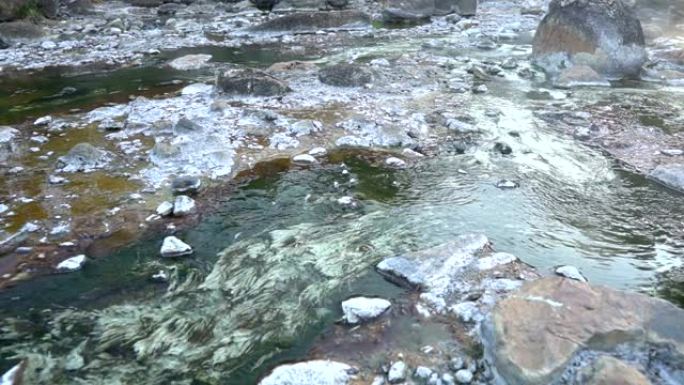 泰国Chae son国家公园的矿物温泉河带有硫细菌，用于放松浴疗法