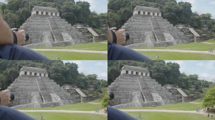 一位旅游电影制片人从帕伦克遗址的玛雅金字塔顶部拍摄