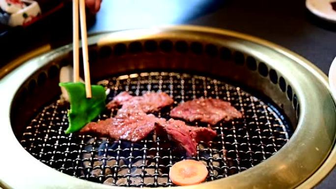 烤牛肉作为日本食物在烤架上