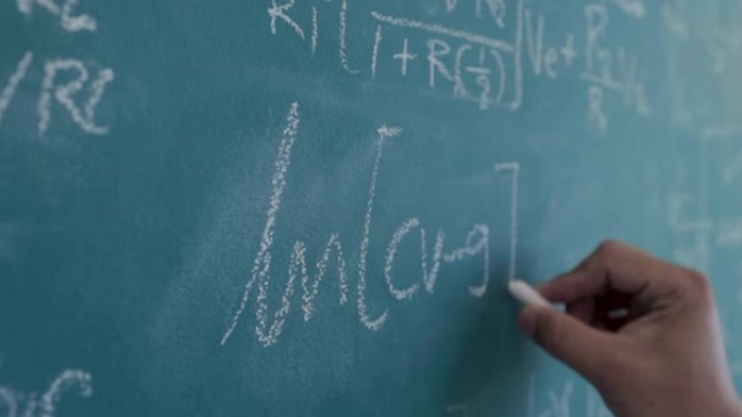 工程师正在计算方程式的结果，以设计电子电路，在黑板上书写和复杂的数学公式。
