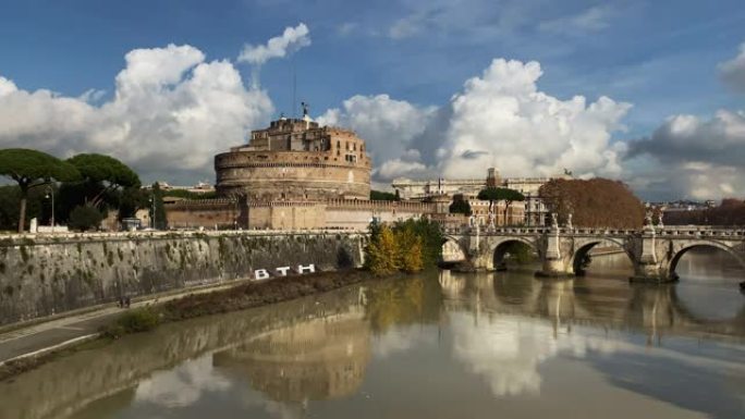 哈德良陵墓，被称为圣天使城堡 (Castel Sant'Angelo)，在晴朗的日子里，这座桥在罗马