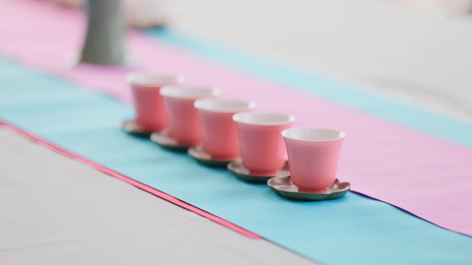 茶桌上的一排粉色茶杯