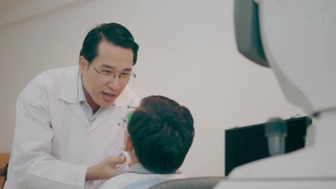 眼科医生为他的年轻患者选择眼镜-股票视频