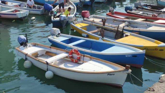 加尔达湖上的彩船