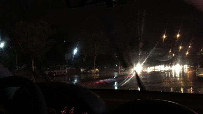 雨刷在雨天忙碌湿滑路面街景街头视频素材