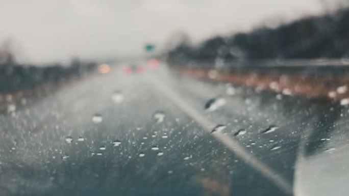 雨滴在汽车后窗上移动