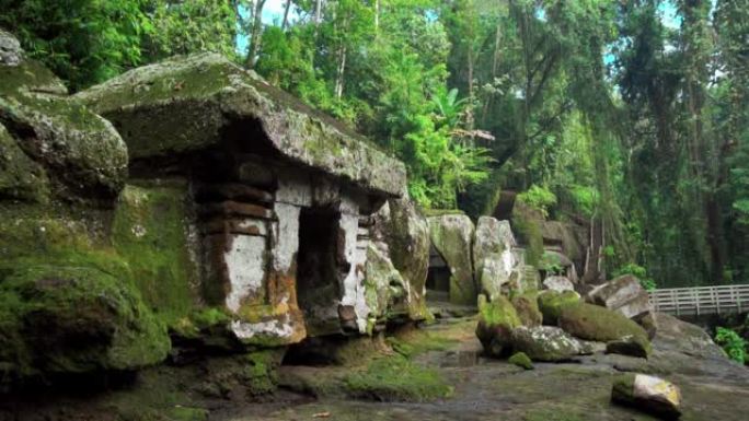 废弃在丛林中的石头建造的老建筑
