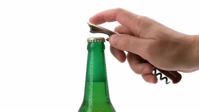 Mans hand在白色背景上打开绿色啤酒瓶
