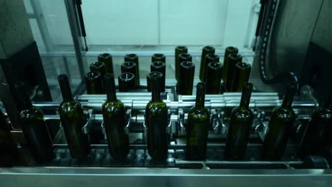 葡萄酒厂用酒瓶输送白葡萄酒生产、洗瓶和灌装