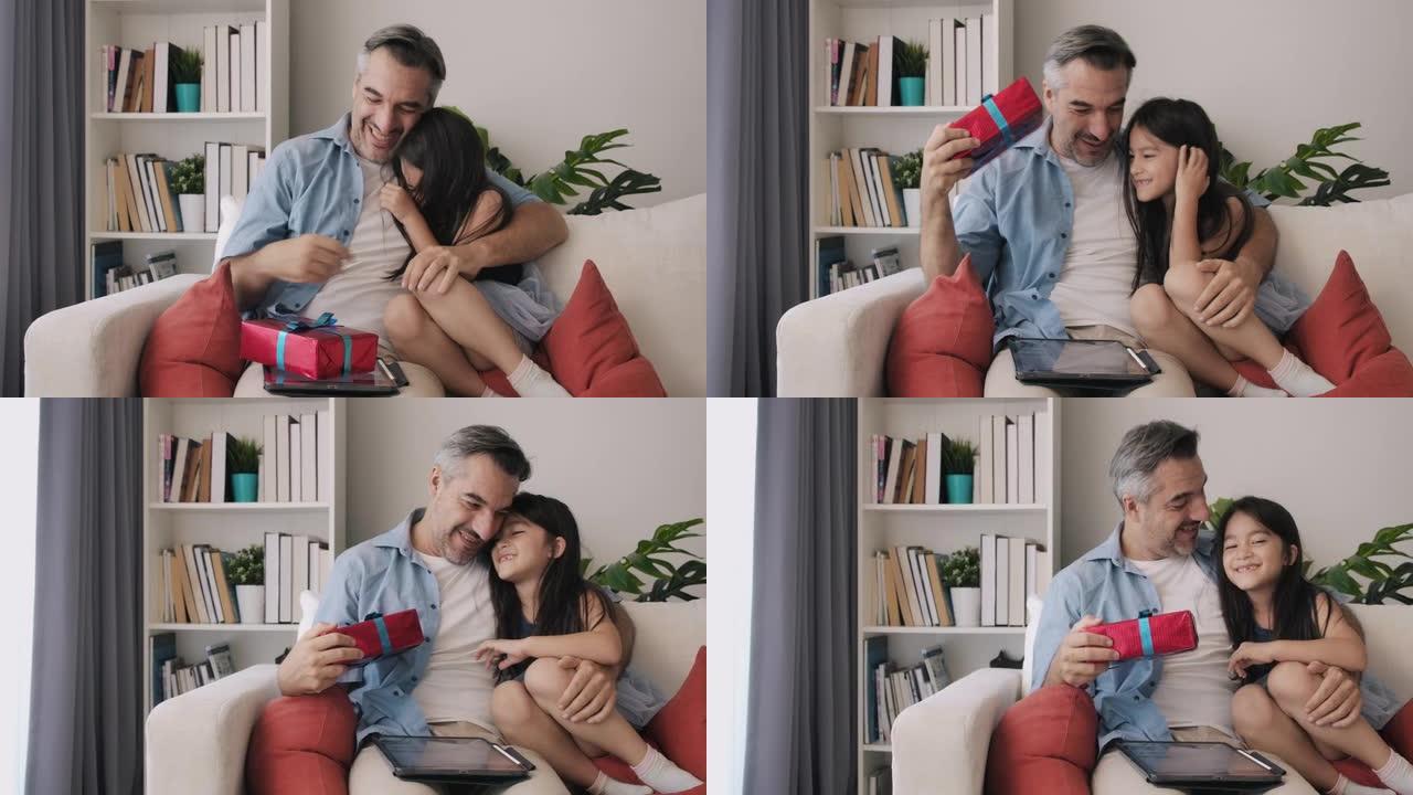 父亲和女儿在沙发上互相拥抱。