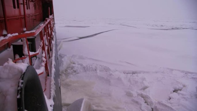 核破冰船在夜间突破冰洋
