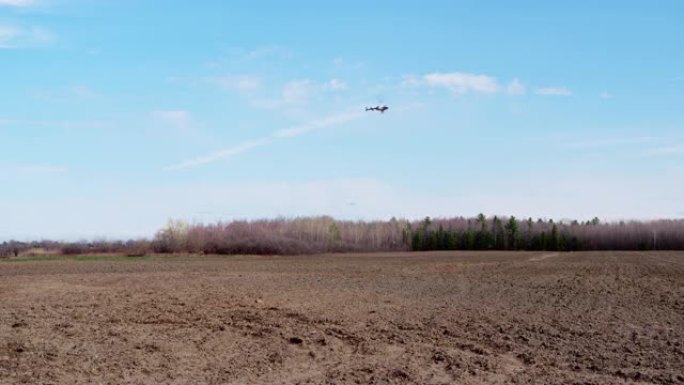 魁北克/加拿大Le Gardeur-2019年5月4日: 春季直升机在农田上空转弯。
