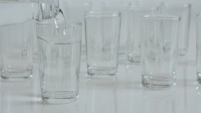 烈酒或白酒倒入透明玻璃杯特写4K