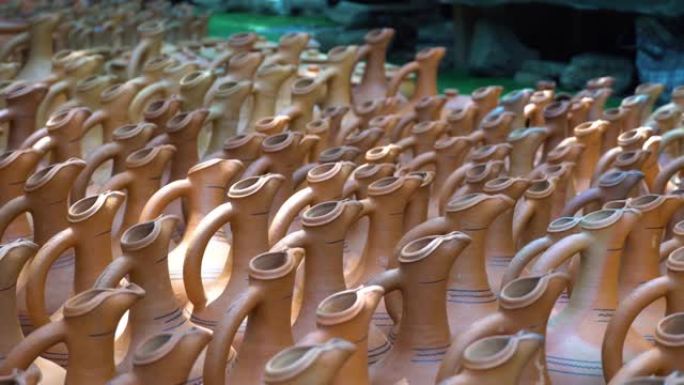 未知的人在一年一度的传统工艺博览会-Shilpgram博览会上出售典型的印度陶罐