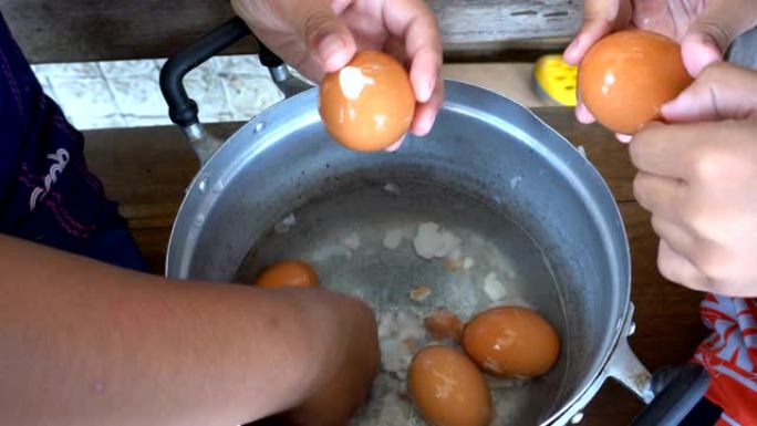 儿童剥煮鸡蛋水煮白鸡蛋剥鸡蛋实拍