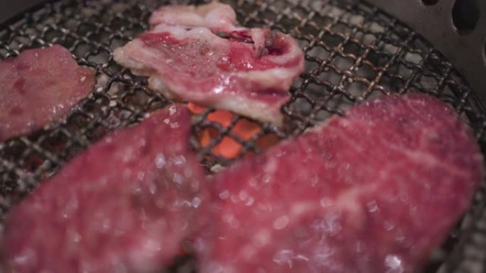 4k极端特写牛肉片，烤肉架上的培根嘶嘶作响，美味佳肴，日本餐厅，火焰烧烤，主菜，沙朗，里脊肉，和牛，