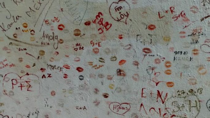 希腊罗兹-2020年9月24日: 几个游客带着吻和手写的爱的墙参观了林多斯镇