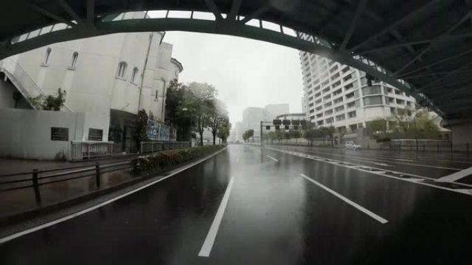 雨天开车。市区多雨，镜头上有雨滴