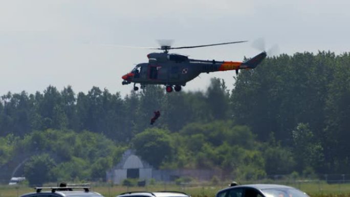 W-3T直升机在航展上展示救援任务