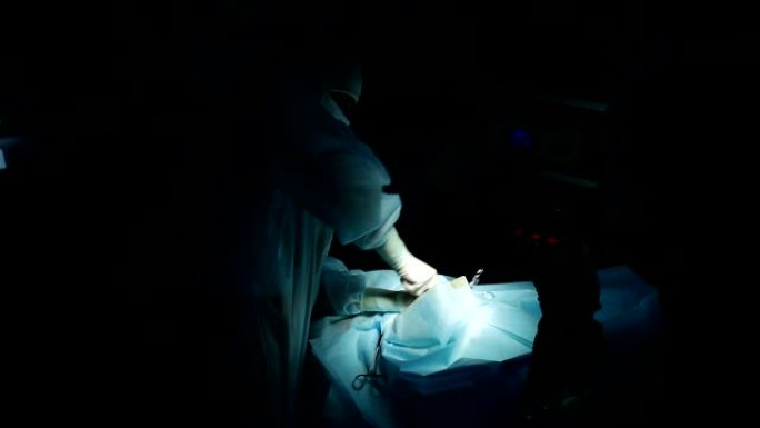 外科医生在患者的腹腔上开一个洞，用于腹腔镜手术。