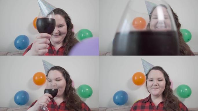 女孩在网上用一杯酒祝贺她的朋友生日。