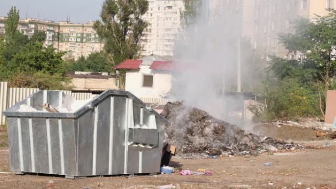 在城市的垃圾场闷烧垃圾。