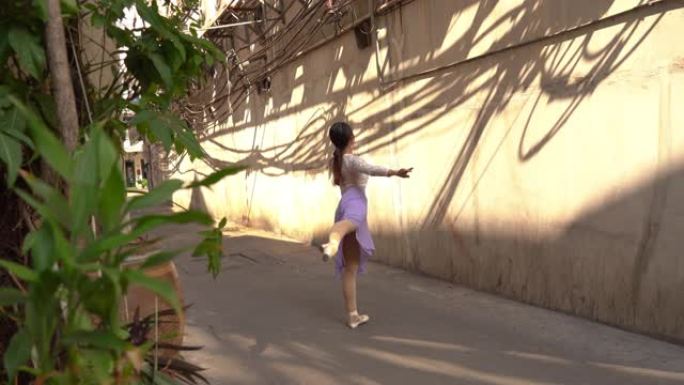 年轻美丽的芭蕾舞演员在街上跳舞