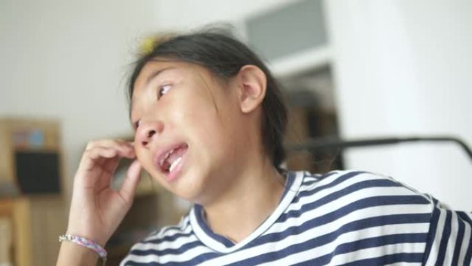 亚洲女孩哭泣后，她再次与兄弟战斗，生活方式观念。