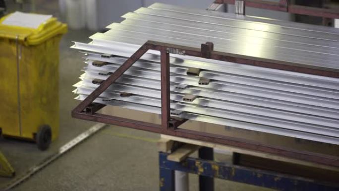 起重机梁在工厂仓库中移动一堆铝型材。重冶金工业产品制造事业生产理念