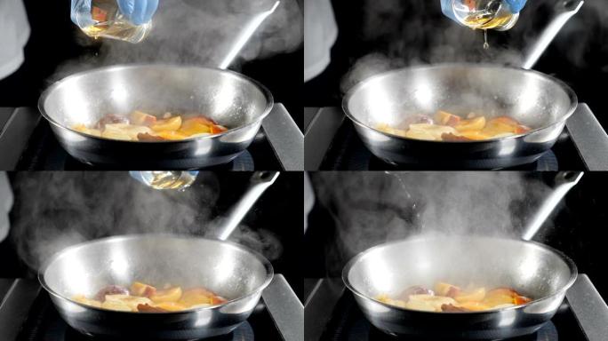 慢动作食物视频。Flamb é 风格的菜肴烹饪。特写。厨师将白兰地倒在水果煎锅上。厨师在餐厅做美味的