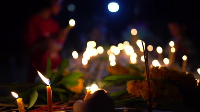 晚上在泰国乡村举行的佛教大斋节活动