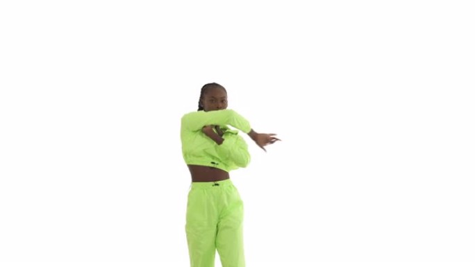 非洲女人跳舞，手在身体上滑动，向后扭动手臂，显示上半身的电动动作并转身。弯曲舞蹈。额外的灵活性。孤立