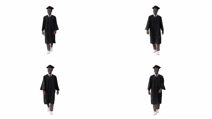 穿着毕业长袍的微笑的非洲裔美国男学生在白色背景上行走