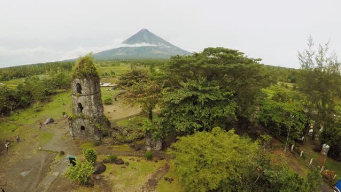 鸟瞰图Cagsawa教堂废墟，背景是马永火山，菲律宾黎牙实比。阴