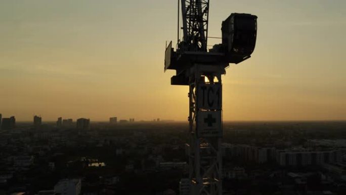 建筑工地工人在日落时攀登建造摩天大楼