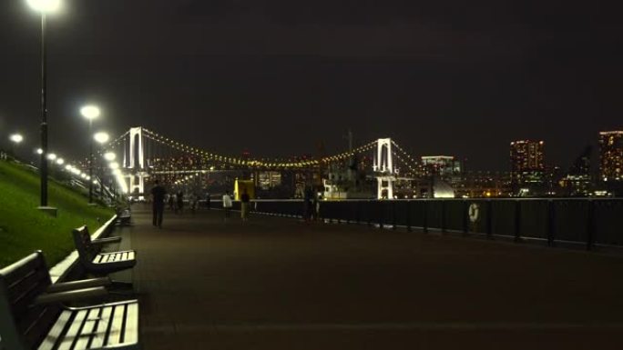 丰洲古里公园的长廊在晚上前往彩虹桥。