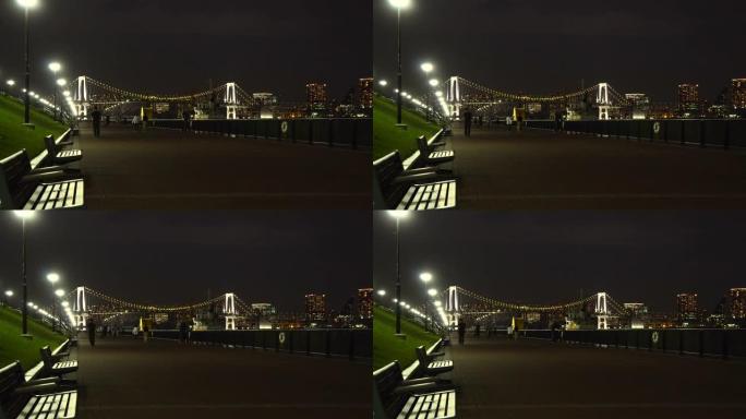 丰洲古里公园的长廊在晚上前往彩虹桥。
