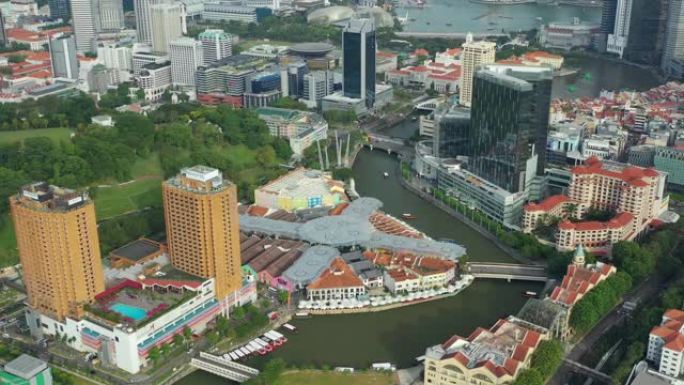 阳光明媚的夜晚新加坡市中心著名的河畔购物中心空中全景4k