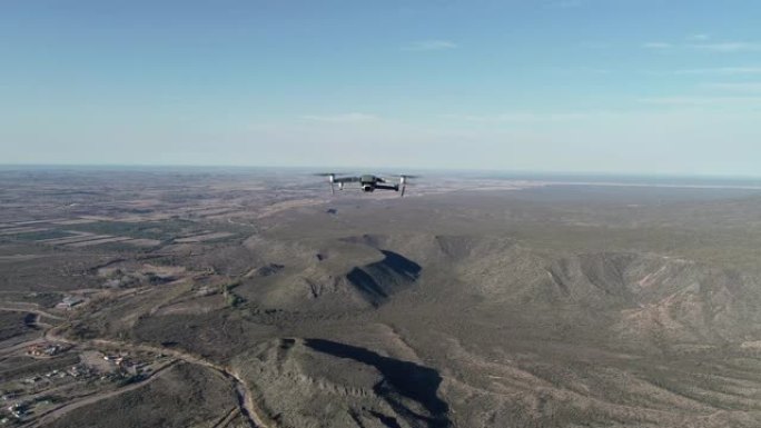 阿根廷圣拉斐尔，2019年11月24日: 无人机在山上飞行中的照片