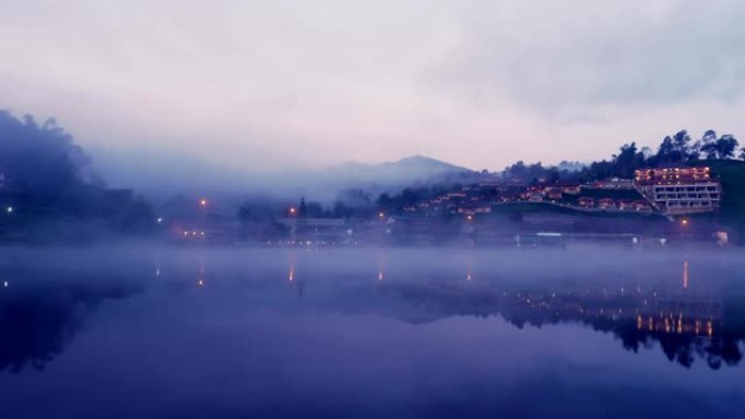 雾在早晨在泰国湄宏顺的ban rak泰国华人村的池塘上移动。(时间流逝)